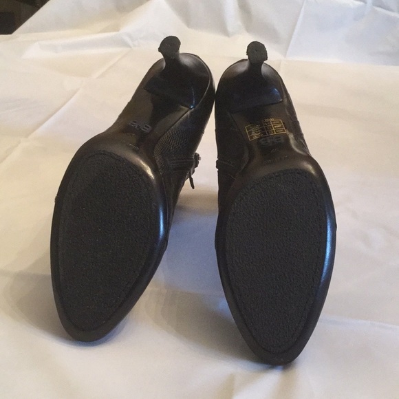 Hugo Boss ankle booties - Picture 3 of 3